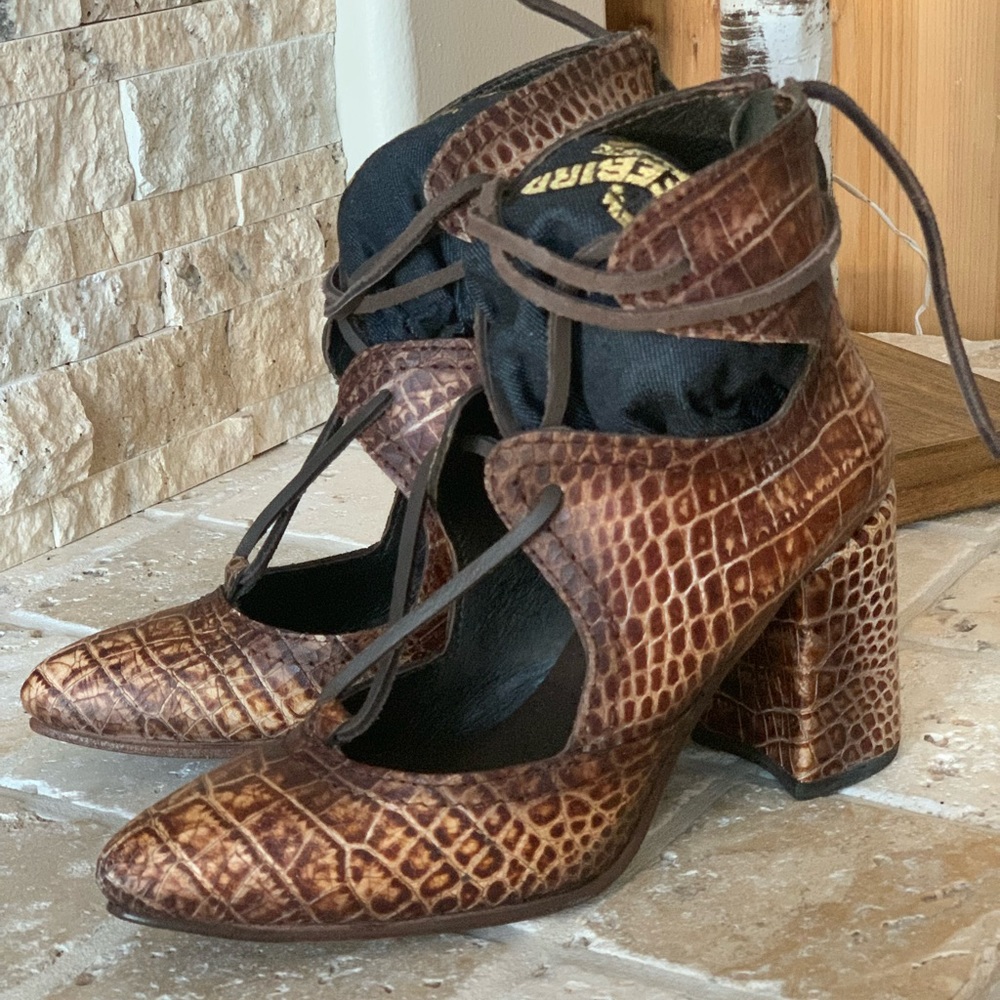 NWB Tan Croco Joyce